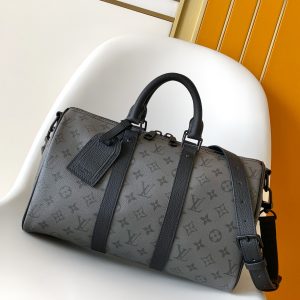 P640•Monogram Eclipse coated canvas•Cowhide leather trim•Fabric lining•Metal hardware•Zip closure•Removable nameplate•Two interior slip pockets•Shoulder strap: Removable, adjustable•Strap half-length: 43.0 cm•Strap half-length adjustable to: 69.0 cm•Handles: Double handles